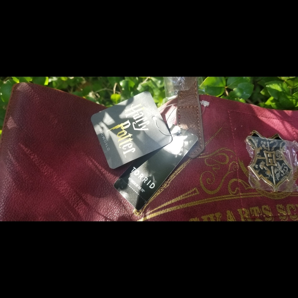 Warner Bros. Harry Potter Maroon and Gold Tote - Picture 6 of 12